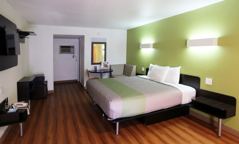 Business Room, 1 King Bed, Non Smoking - Photo 2