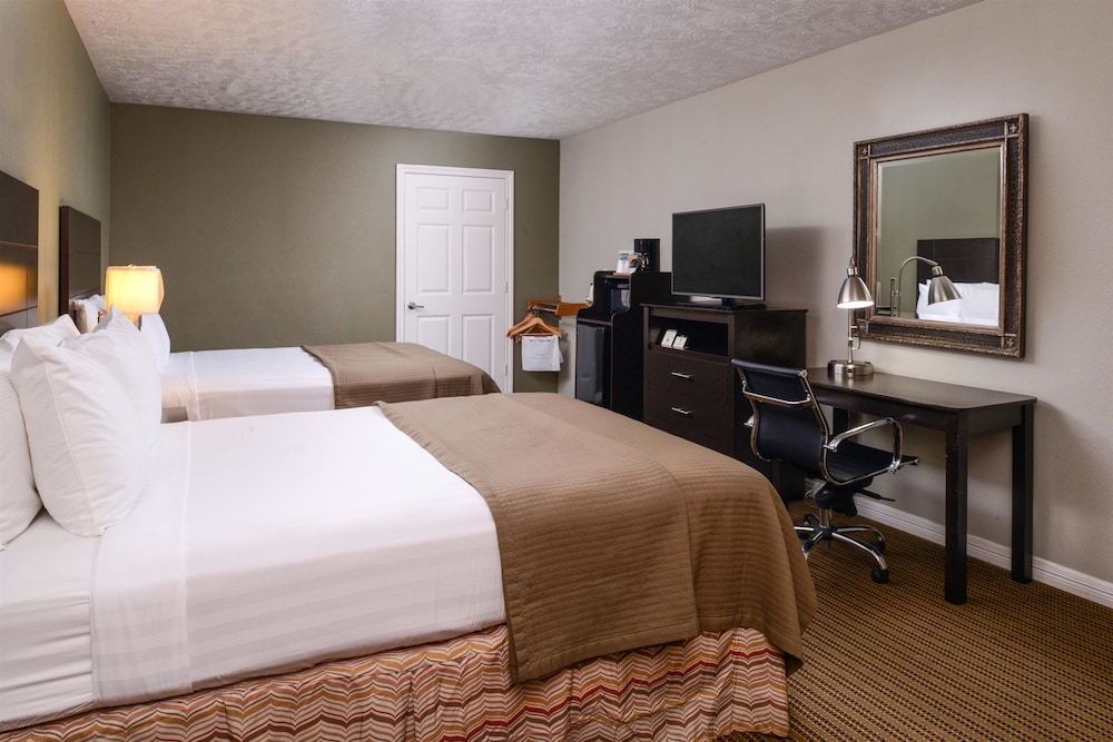 Room, 2 Queen Beds, Smoking - Photo 6