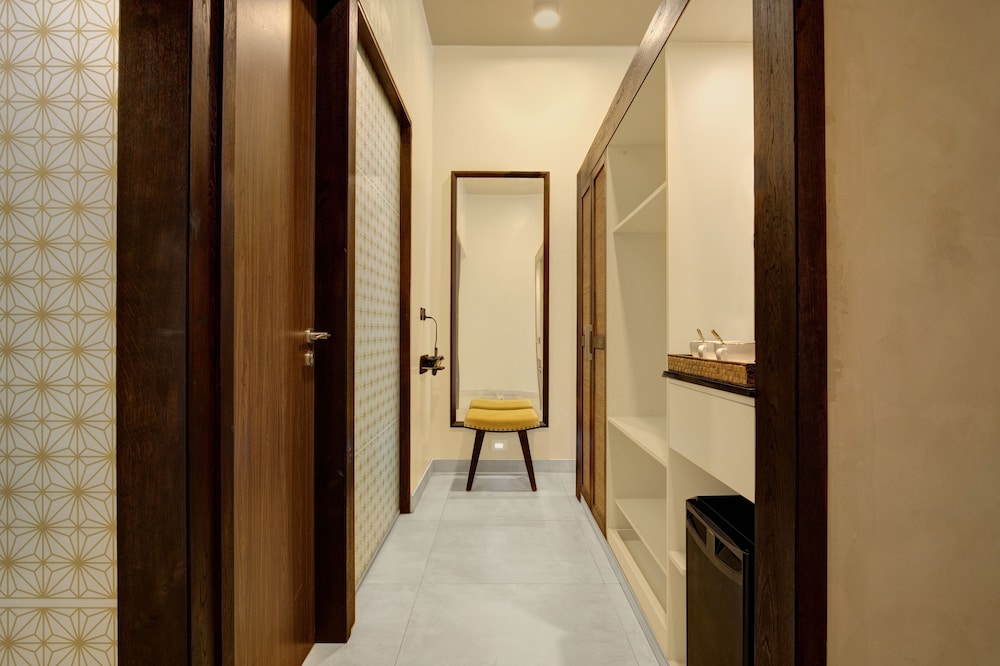 Premium King Room - Photo 8