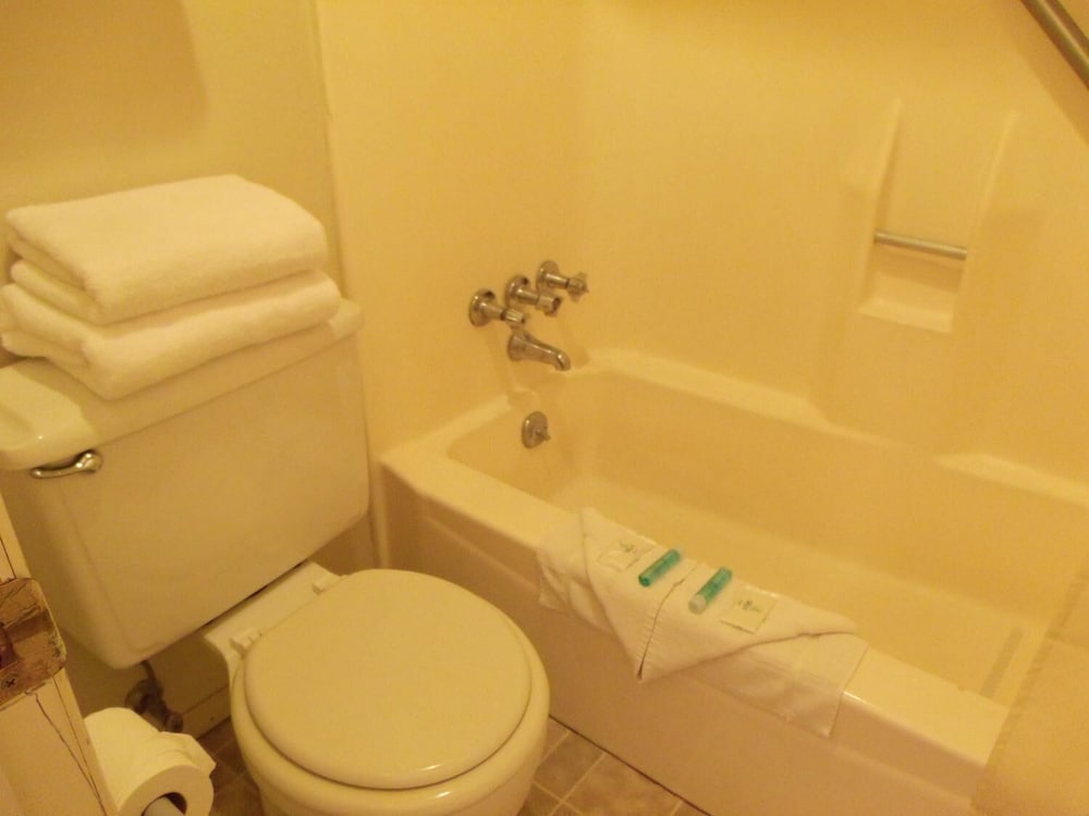 Deluxe Double Room, 2 Queen Beds, Bathtub, Mountain View photo 1