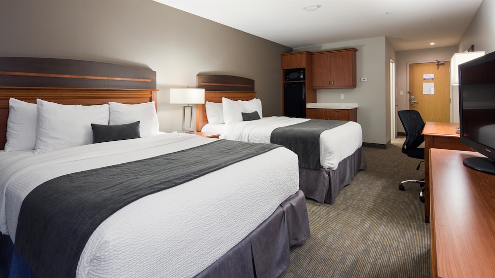 Suite, 2 Queen Beds, Non Smoking, Refrigerator & Microwave photo 2