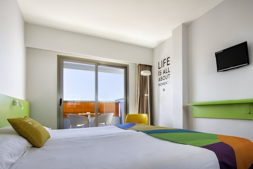 Superior Single Room, Pool View thumbnail 5