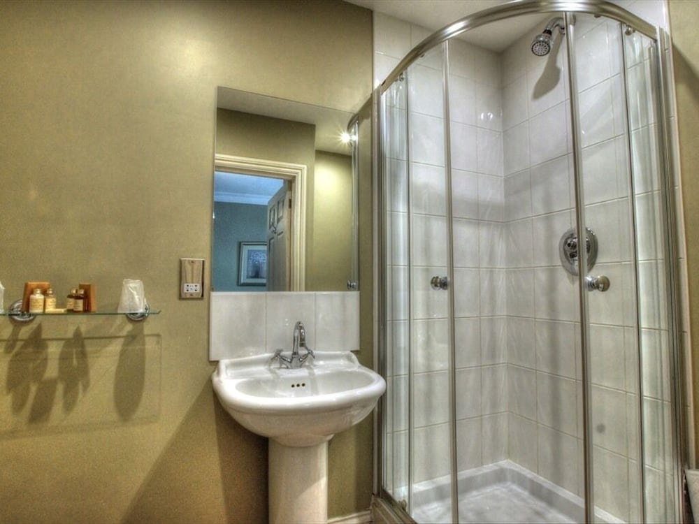 Standard Twin Room, Ensuite photo 2
