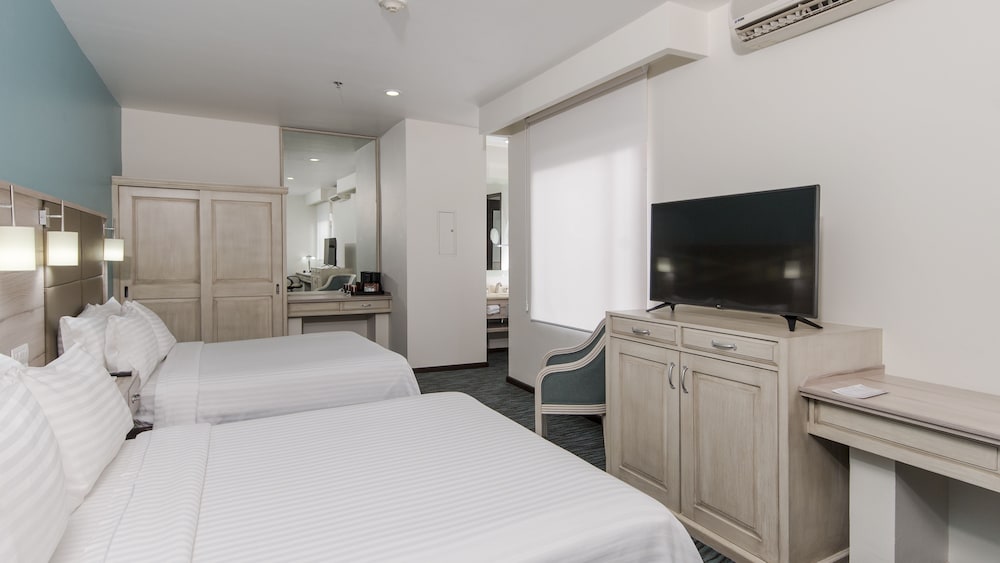 Suite, 2 Queen Beds - Photo 4