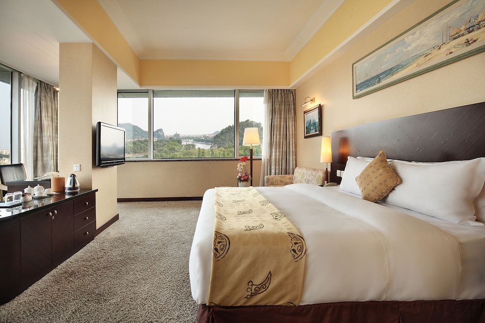 Deluxe King Room, River View - Photo 3