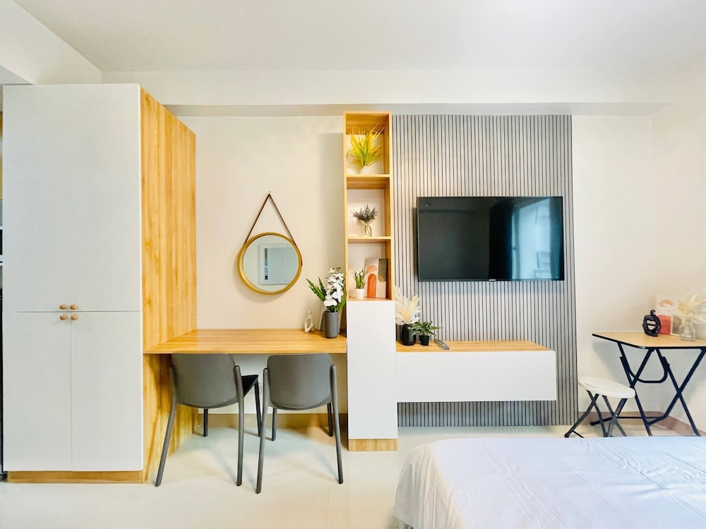 Studio, 1 Bedroom photo 2