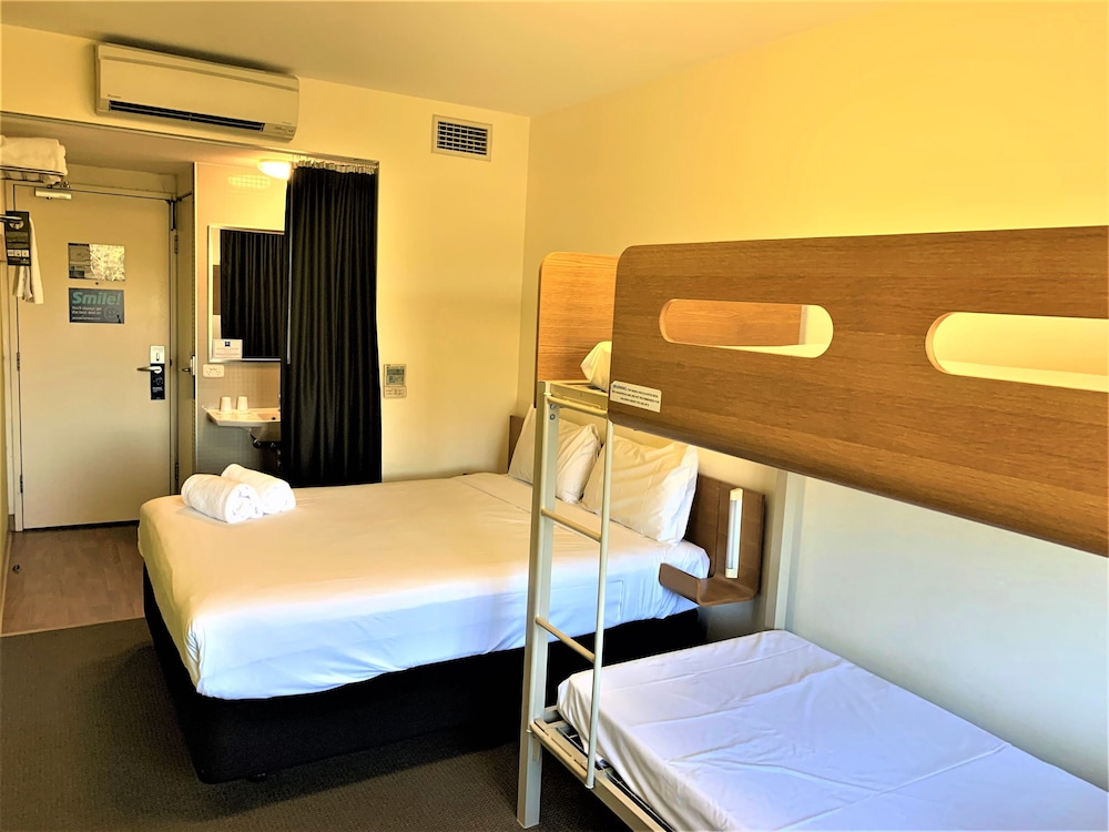 Standard Room, Multiple Beds - Photo 2