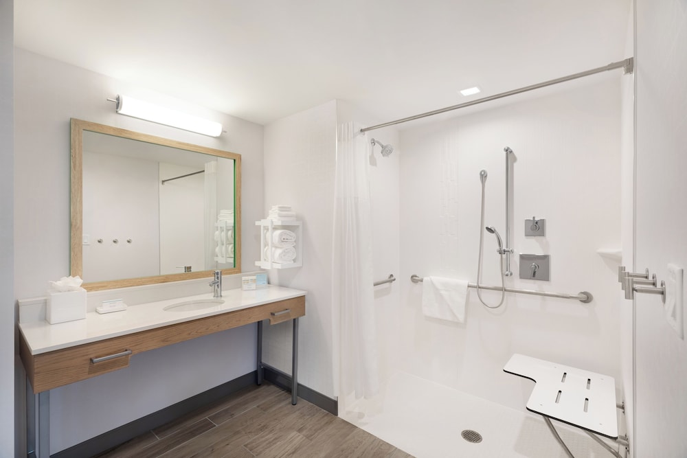 Room, 2 Queen Beds, Accessible (Roll-In Shower) - Photo 2