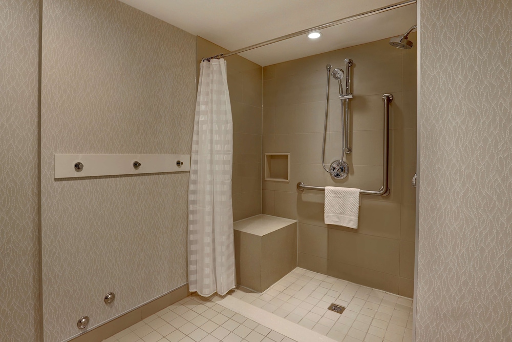 2 Queen Beds Accessible Suite with Sofa Bed and view of Canadian Falls - Floors 10-24 thumbnail 6