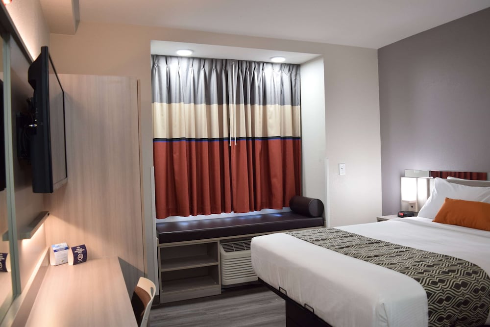 Room, 1 Queen Bed, Non Smoking - Photo 7