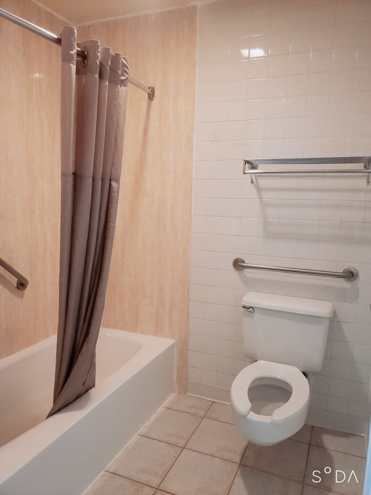 Deluxe Suite, 2 Queen Beds, Non Smoking, Refrigerator & Microwave - Photo 12