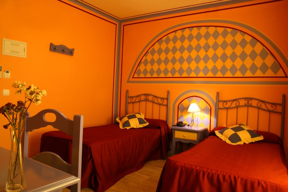 Twin Room - Photo 18