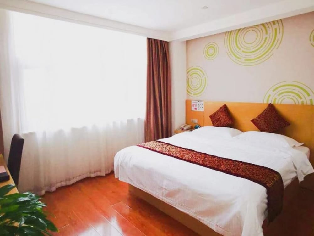 Classic Room, 1 King Bed photo 2