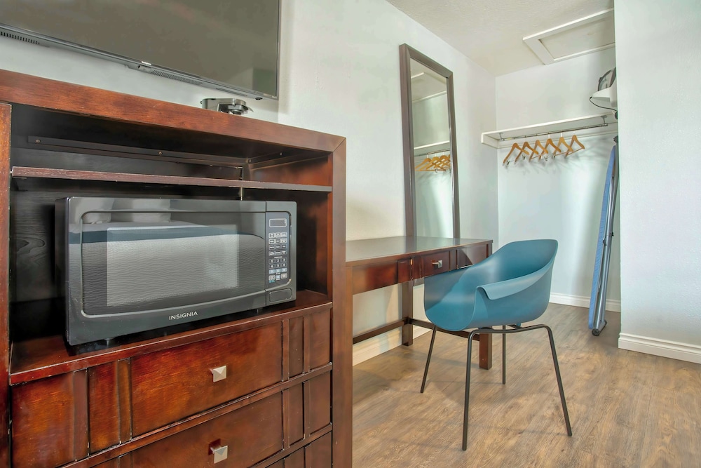Standard Room, 1 King Bed, Non Smoking, Refrigerator & Microwave photo 2