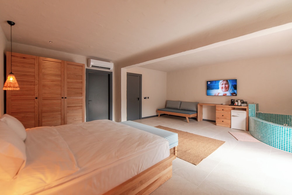 Grand Double Room, 1 Queen Bed with Sofa bed, Non Smoking, City View