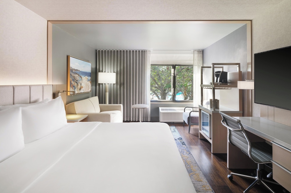 Premium Room, 1 King Bed with Sofa bed - Photo 2