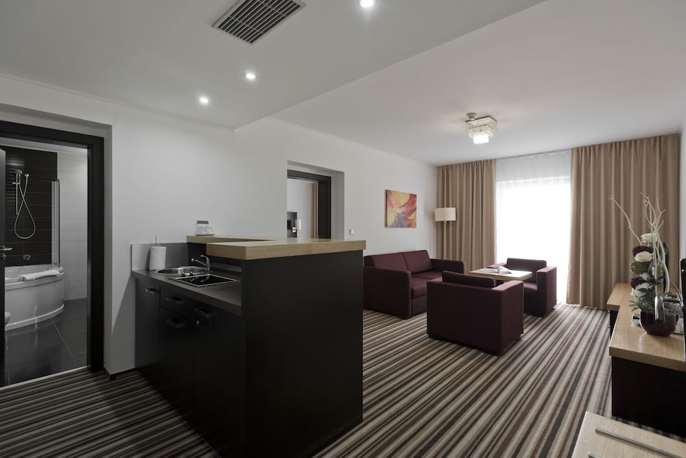 Business Suite - Photo 6