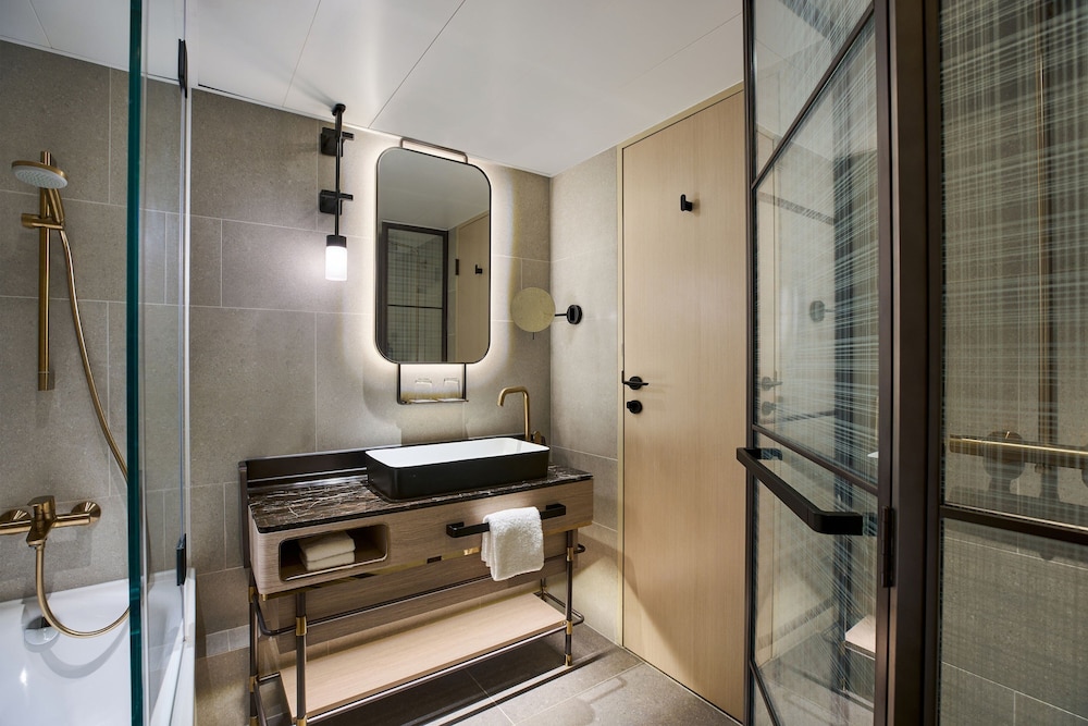 Club Room, 2 Twin Beds, Harbor View thumbnail 6