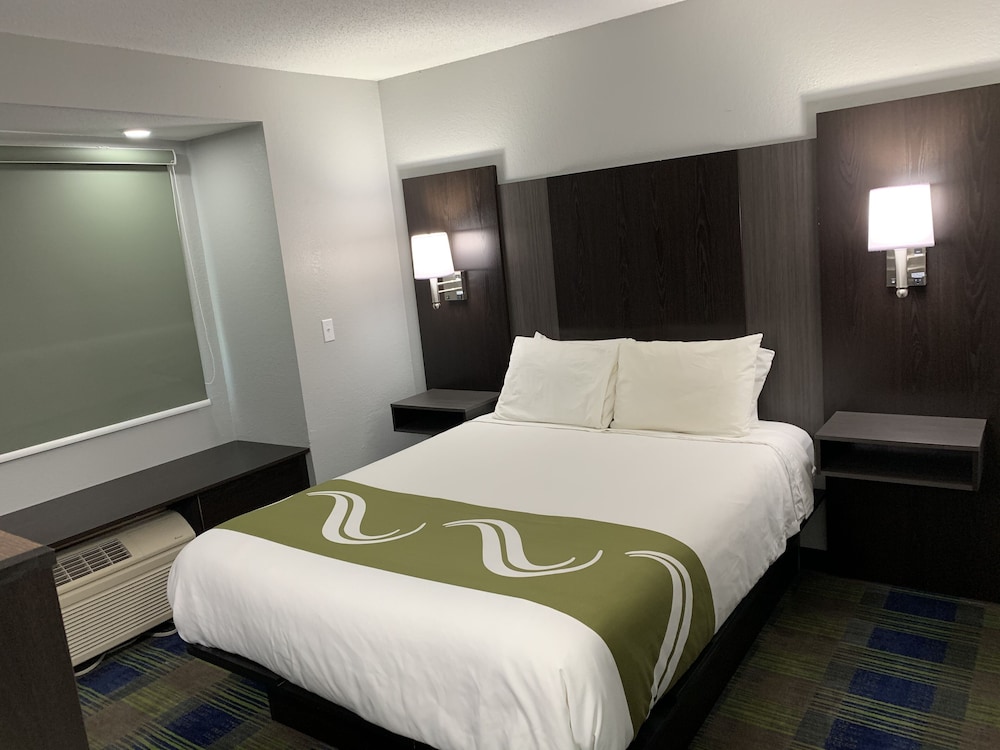 Standard Room, 1 Queen Bed, Non Smoking - Photo 10