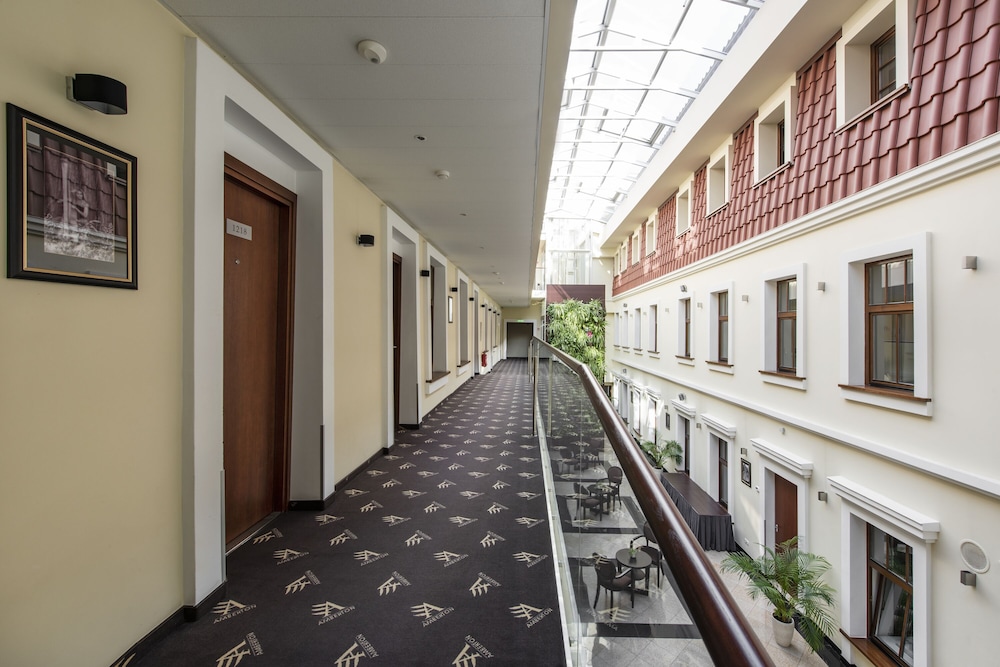 Standard Twin Room (Atrium View) - Photo 3