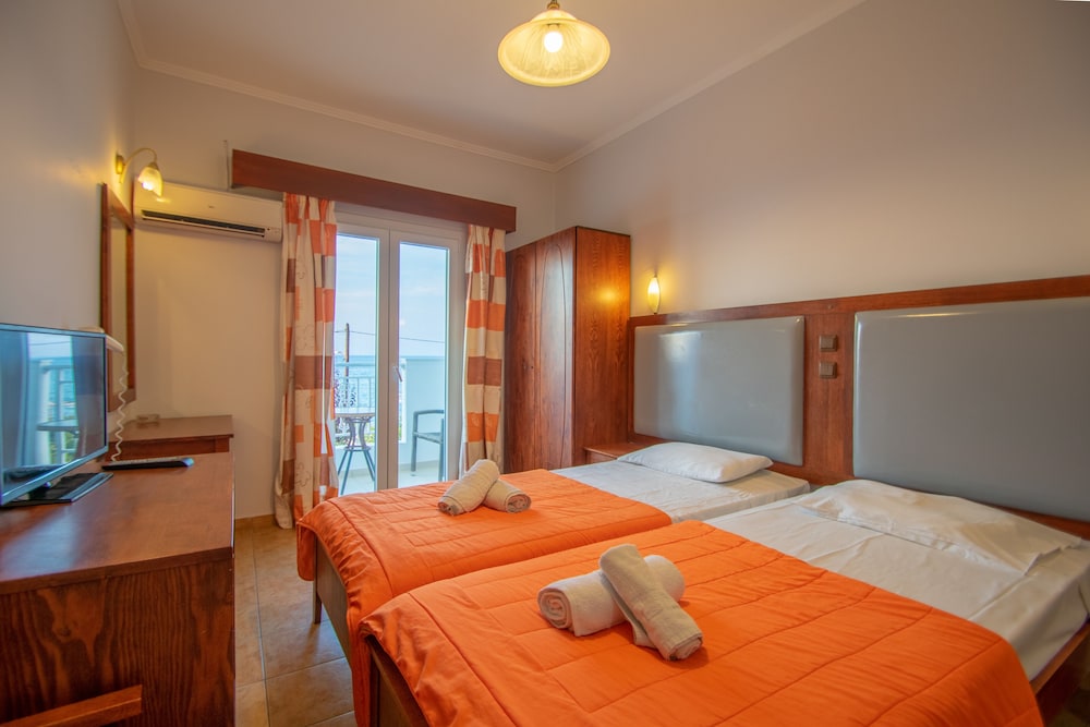 Standard double or Twin room, side sea view