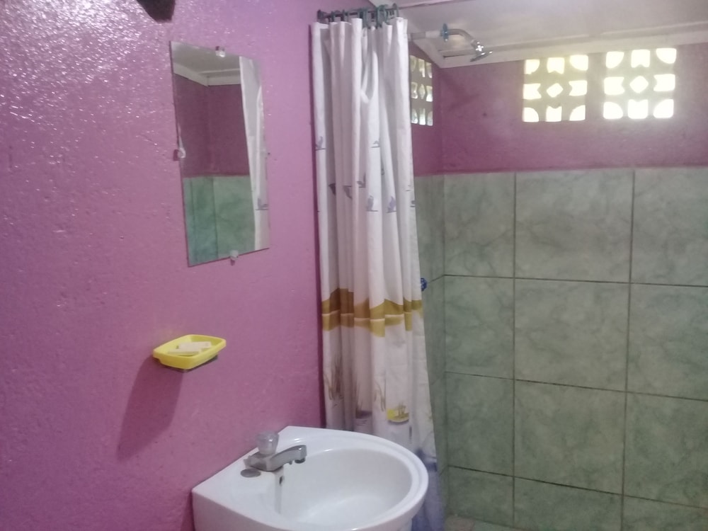 Basic Bungalow, 1 Queen Bed, Non Smoking, Garden View photo 3