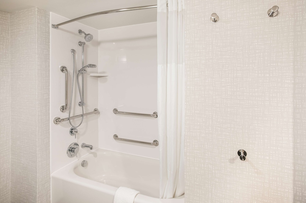 Room, 1 King Bed, Accessible, Bathtub (Mobility & Hearing) - Photo 2