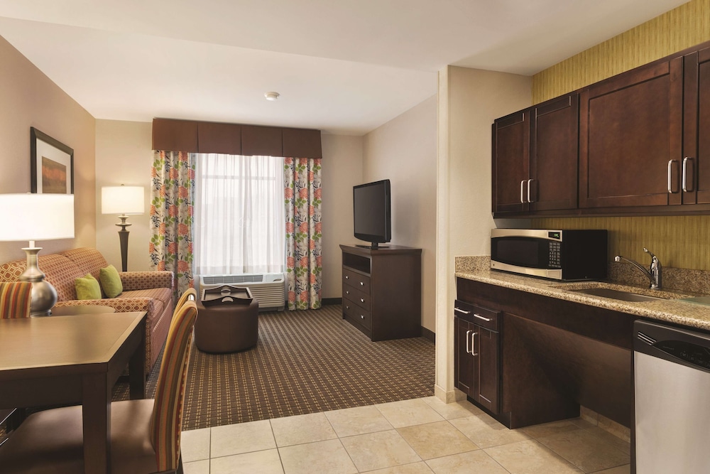 Suite, 1 King Bed, Accessible, Non Smoking (Roll-in Shower) photo 2