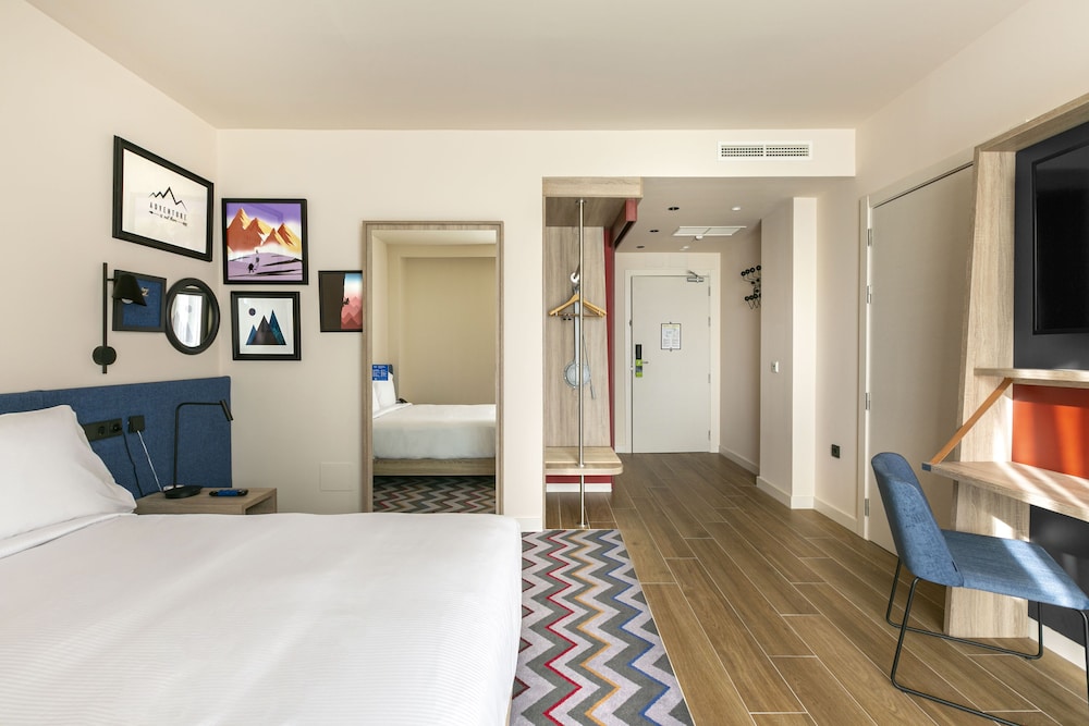 Room, 1 Queen Bed, Accessible thumbnail 5