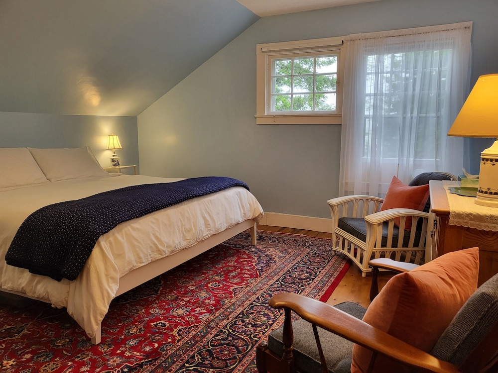 Standard Room, 1 King Bed, Private Bathroom (Room 16)