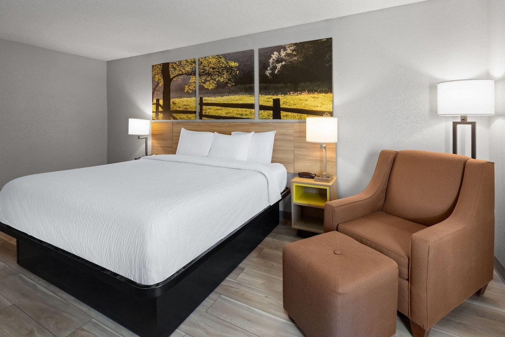Room, 1 King Bed, Non Smoking - Photo 2