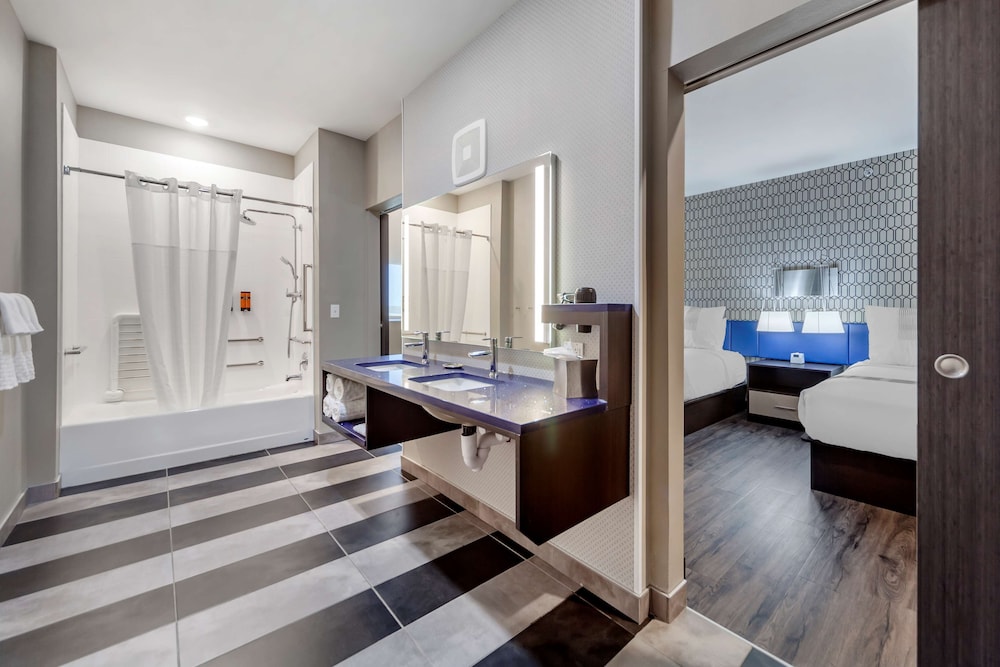 Standard Room, 2 Queen Beds, Accessible, Refrigerator - Photo 4