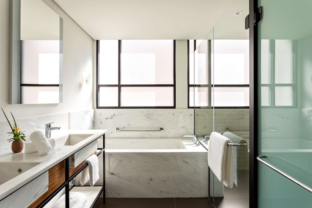 Executive Suite - Photo 18
