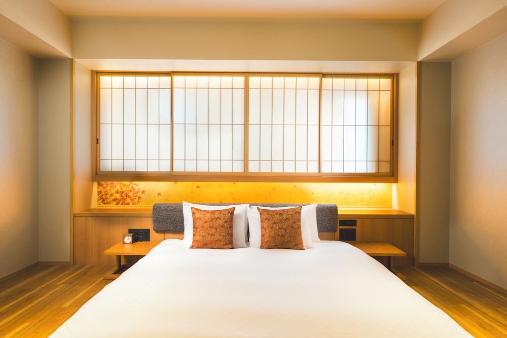 Deluxe Room, 1 King Bed, Non Smoking, Bathtub - Photo 3