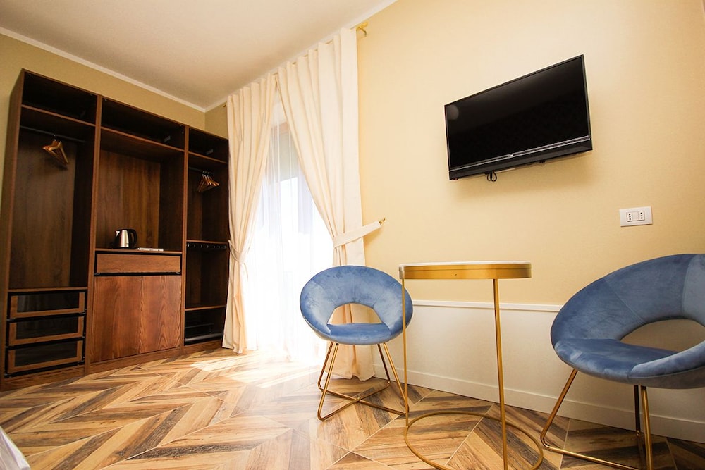 Suite, 1 Queen Bed, Balcony, Sea View photo 2