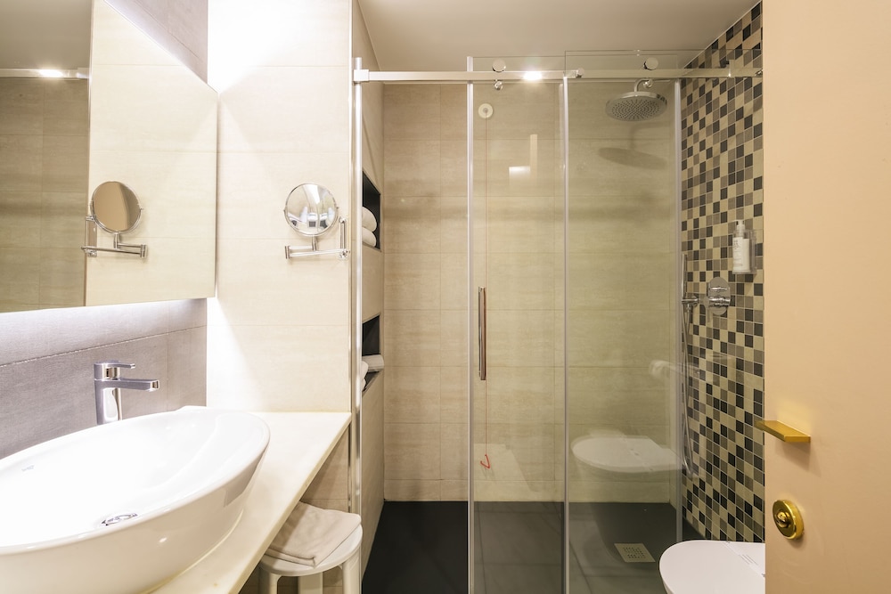 Premium Twin Room - Photo 13