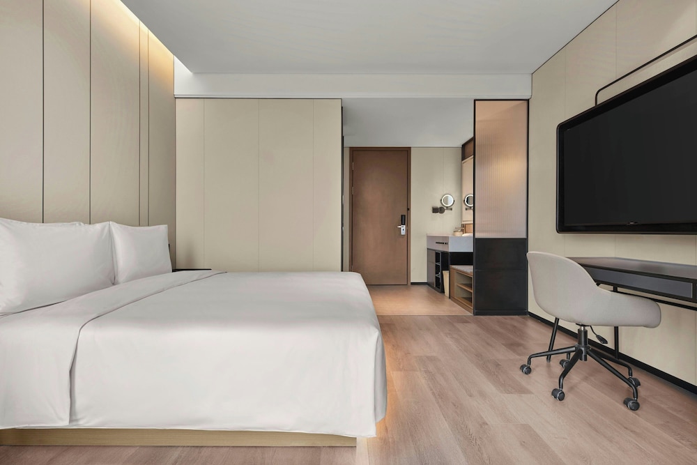 Comfort Room, 1 King Bed, City View