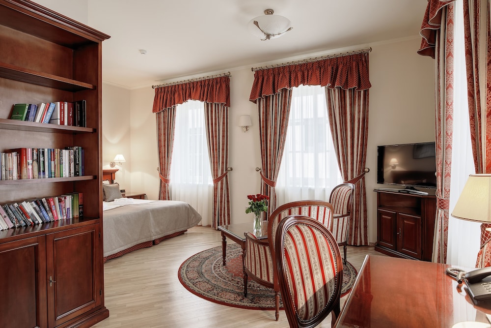 Superior Room, 1 Queen Bed, Non Smoking photo 2