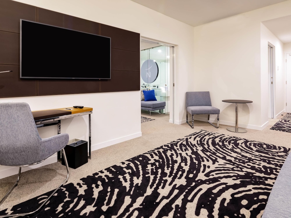 Executive Suite, 1 King Bed with Sofa bed thumbnail 6
