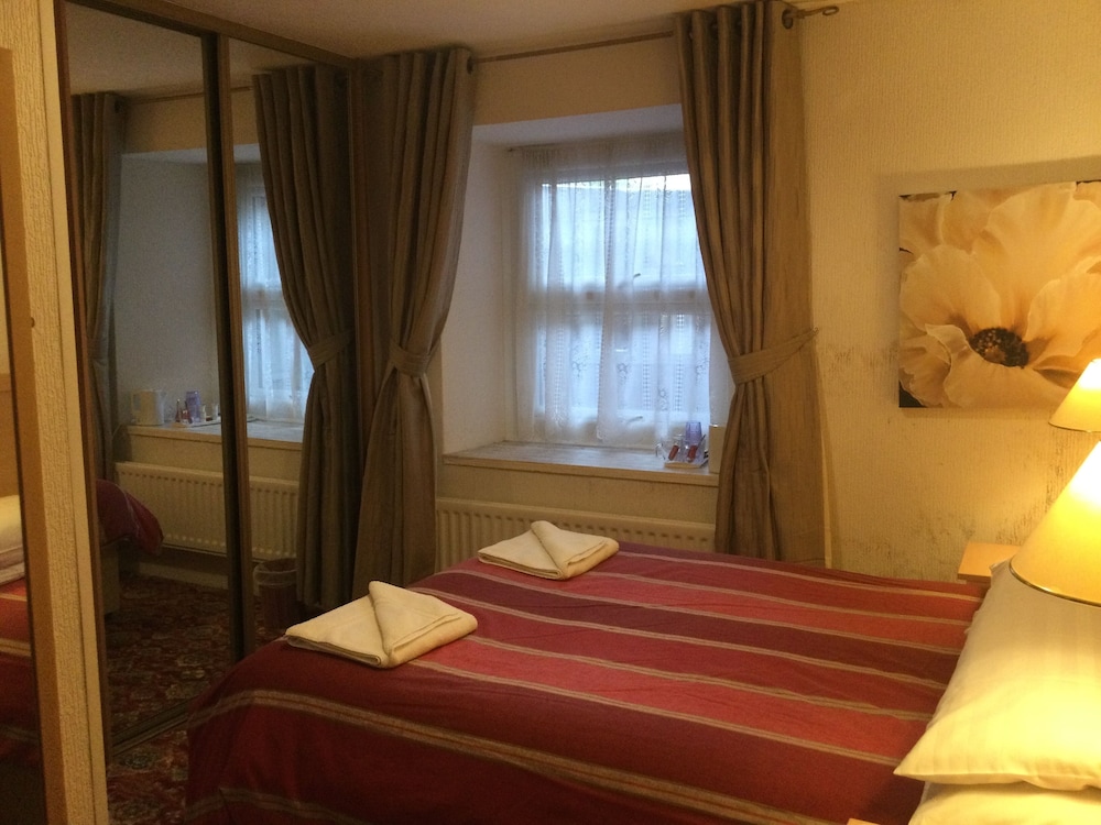 Lower Ground Floor Rear Facing Double Room, No View photo 1