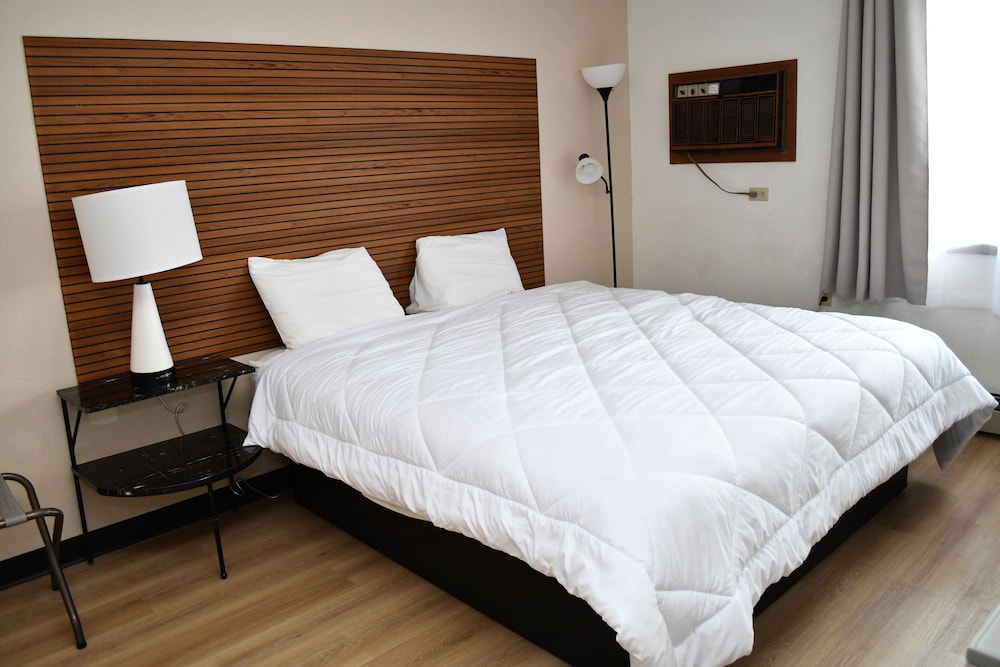 Standard Room, 1 King Bed photo 1