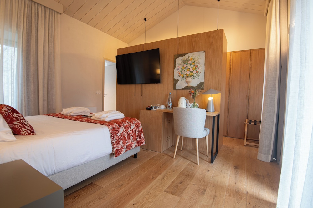 Deluxe Room, Pool View photo 1