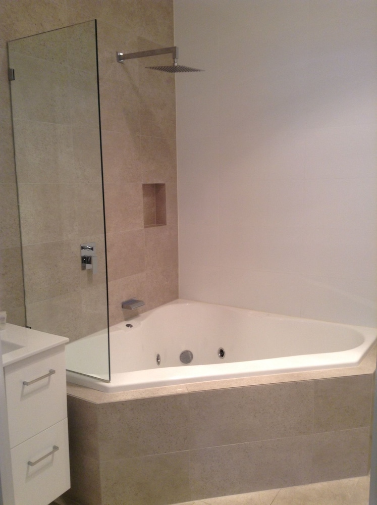 Deluxe Suite, 1 King Bed, Non Smoking, Jetted Tub