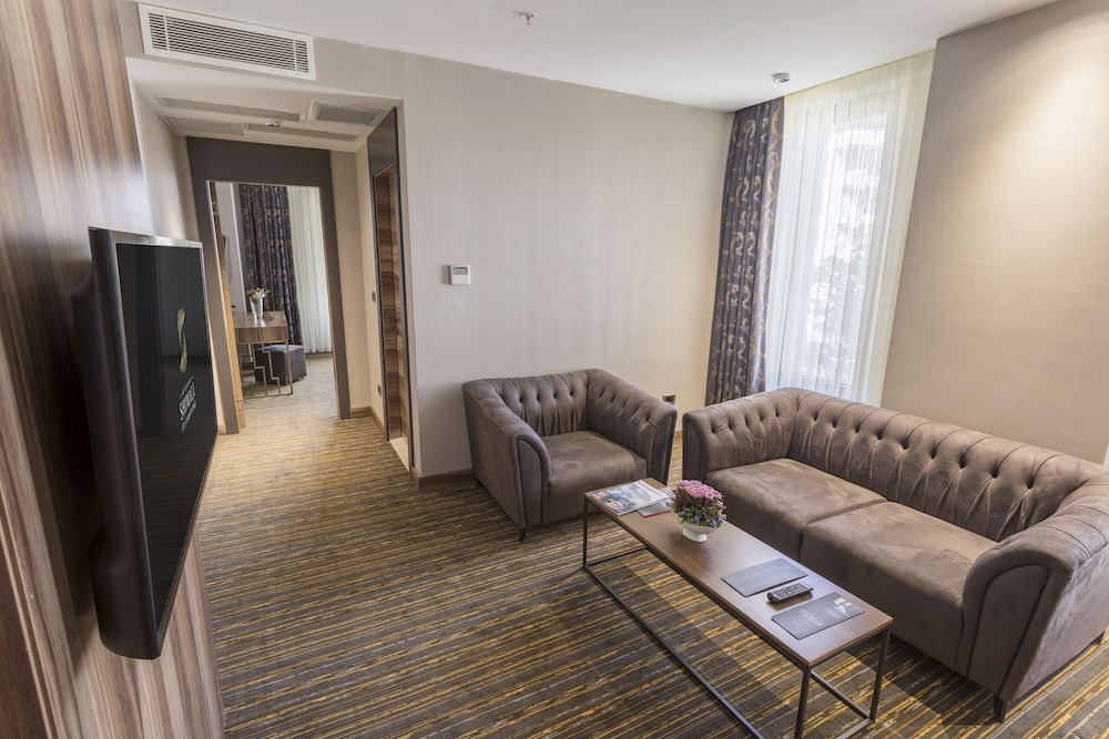 Junior Suite, 1 King Bed, City View - Photo 2