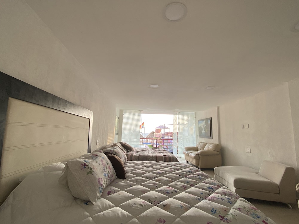 Club Room, Multiple Beds