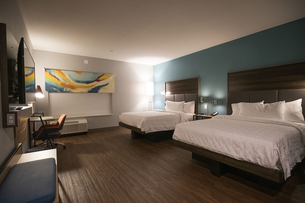 Room, 2 Queen Beds, Accessible (Roll-In Shower) photo 2