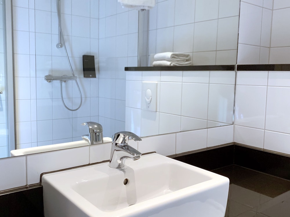 Twin Room (Accesible) - Photo 13