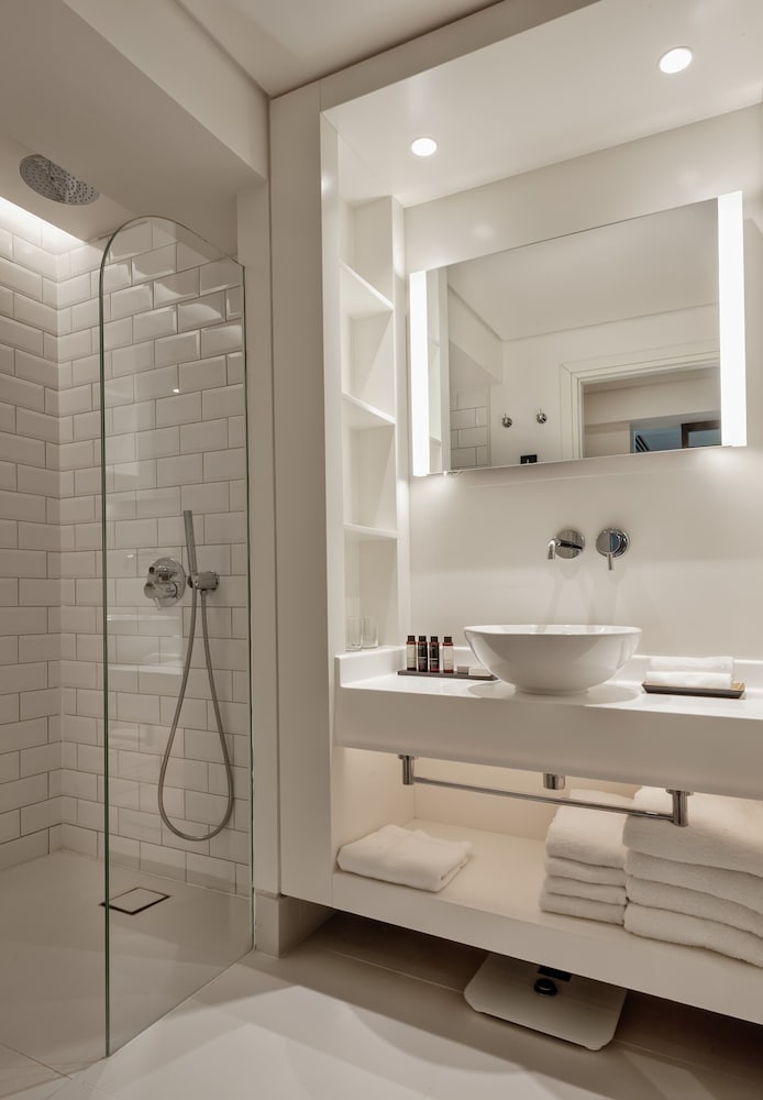 Deluxe Room - Photo 9
