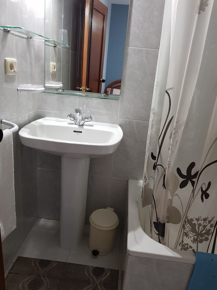 Twin Room - Photo 5