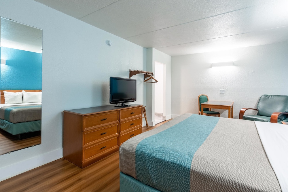 Deluxe Room, 1 King Bed, Accessible, Non Smoking photo 1